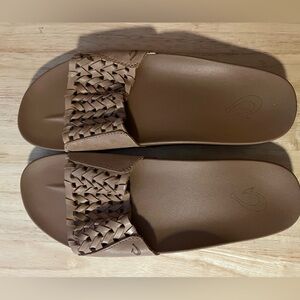 Olukai Hawaiian Slides, size 9 fit like 8.5
